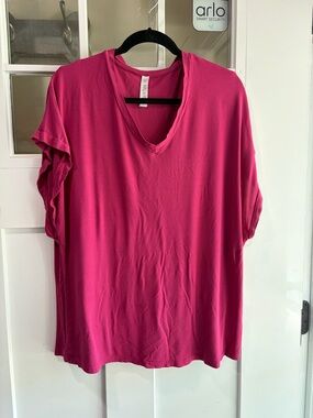 Latched Mama Women's Short Sleeve V-Neck Nursing Tee in Fuchsia